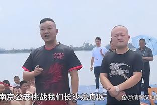 努子眼神不好？迪亚斯进球后努涅斯狂拍头，但是拍错人了